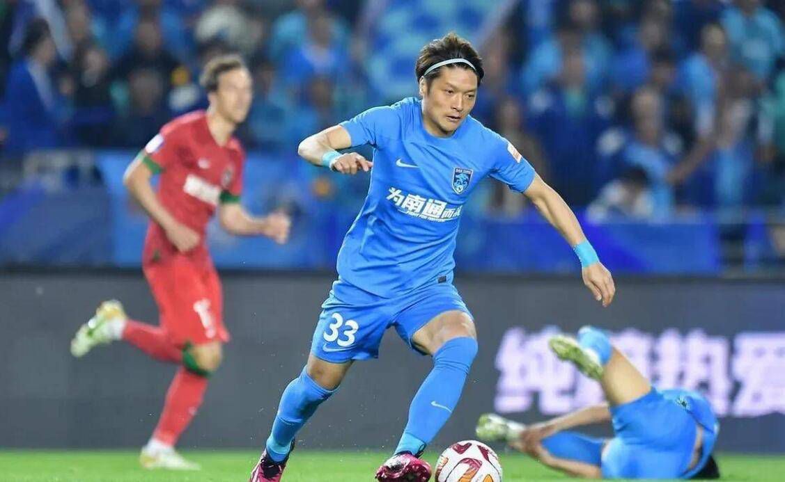 尹天仇（周星驰 饰）一向醉心戏剧，想成为一位演员，日常平凡除做跑龙套之外，还会在街坊福利会里开设演员练习班。此时舞蜜斯柳飘飘在妈妈桑的率领下来到这里要肄业做戏，本来柳飘飘有一段很是不兴奋的履历，在尹天仇对她指点的进程中，柳飘飘对尹天仇渐生情素，同时她同样成为了夜总会里当红的蜜斯。尹天仇遭到了极多白眼以后，终究获得了年夜明星鹃姐（莫文蔚 饰）的欣赏，扶携提拔他担演新戏中的男主角，但没想到俄然把他的脚色换失落了，令他掉看不已。在片场就地务的卧底警察（吴孟达 饰）身份被识穿，尹天仇鬼使神差的帮手破结案。以后尹天仇继续活
